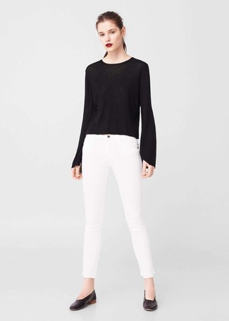 Come indossare e abbinare ballerine nere: Combina un maglione girocollo nero con jeans aderenti bianchi per un look spensierato e alla moda. Ballerine nere sono una buona scelta per completare il look.