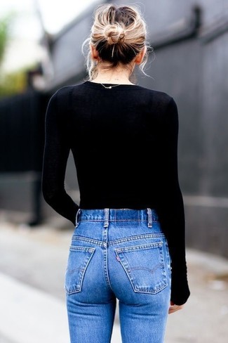 Come indossare e abbinare un maglione girocollo nero in autunno 2024 in modo smart-casual: Scegli un maglione girocollo nero e jeans aderenti blu per un pranzo domenicale con gli amici. Una stupenda idea per l’autunno!