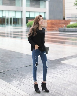 Come indossare e abbinare jeans aderenti strappati per una donna di 30 anni: Mostra il tuo stile in un maglione girocollo nero con jeans aderenti strappati per un look comfy-casual. Stivaletti in pelle neri sono una eccellente scelta per completare il look.