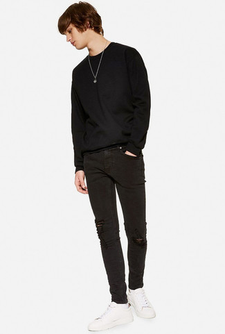 Quale jeans indossare con un maglione girocollo nero per un uomo di 20 anni in modo rilassato: Scegli un maglione girocollo nero e jeans per una sensazione di semplicità e spensieratezza. Un paio di sneakers basse in pelle bianche si abbina alla perfezione a una grande varietà di outfit.