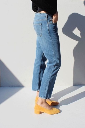 Look alla moda per donna: Maglione girocollo nero, Jeans blu, Décolleté in pelle scamosciata gialli