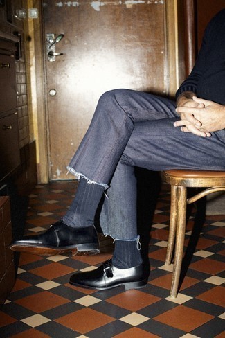 Look alla moda per uomo: Maglione girocollo nero, Jeans blu scuro, Scarpe monk in pelle nere, Calzini grigio scuro