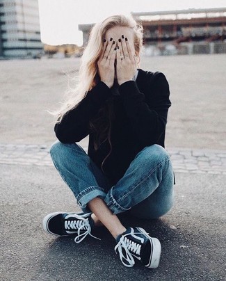 Quale sneakers basse indossare con jeans blu scuro: Potresti combinare un maglione girocollo nero con jeans blu scuro per affrontare con facilità la tua giornata. Non vuoi calcare troppo la mano con le scarpe? Scegli un paio di sneakers basse per la giornata.
