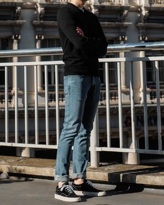 Come indossare e abbinare un maglione girocollo nero per un uomo di 30 anni quando fa caldo: Combina un maglione girocollo nero con jeans blu per un look spensierato e alla moda. Sneakers basse in pelle scamosciata nere e bianche sono una valida scelta per completare il look.