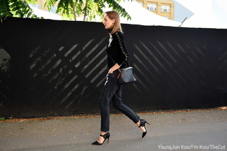 Look alla moda per donna: Maglione girocollo nero, Jeans neri, Décolleté in pelle neri, Borsa a tracolla in pelle nera