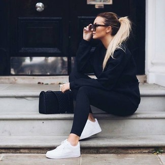 Quale leggings indossare con sneakers basse bianche per una donna di 30 anni quando fa caldo in modo rilassato: Abbina un maglione girocollo nero con leggings per essere casual. Sneakers basse bianche sono una valida scelta per completare il look.