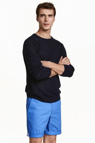 Come indossare e abbinare un maglione girocollo nero in estate 2024 in modo casual: Metti un maglione girocollo nero e pantaloncini blu per un look spensierato e alla moda. Ecco una buona scelta per creare uno stupendo look estivo.