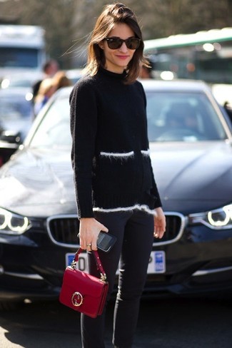 Come indossare e abbinare una borsa a mano bordeaux: Scegli un outfit composto da un maglione girocollo nero e una borsa a mano bordeaux per un outfit inaspettato.