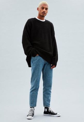 Come indossare e abbinare un maglione girocollo nero con jeans azzurri per un uomo di 20 anni: Metti un maglione girocollo nero e jeans azzurri per un look trendy e alla mano. Se non vuoi essere troppo formale, prova con un paio di sneakers alte di tela nere e bianche.
