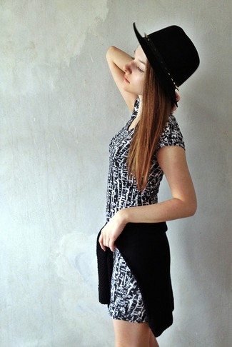 Look alla moda per donna: Maglione girocollo nero, Vestito aderente stampato nero e bianco, Borsalino di lana nero