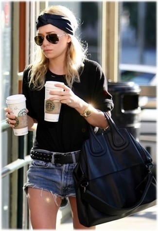 Come indossare e abbinare un orologio per una donna di 30 anni in modo smart-casual: Abbina un maglione girocollo nero con un orologio per andare a prendere un caffè in stile casual.