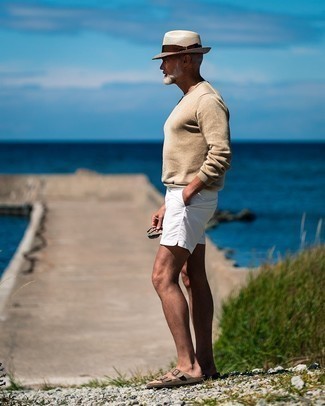 Come indossare e abbinare un borsalino beige per un uomo di 50 anni in modo rilassato: Opta per un maglione girocollo beige e un borsalino beige per un'atmosfera casual-cool. Per distinguerti dagli altri, calza un paio di sandali in pelle scamosciata marrone chiaro.