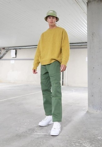 Quale sneakers basse indossare con un maglione girocollo giallo: Indossa un maglione girocollo giallo con pantaloni cargo verdi per un look raffinato per il tempo libero. Rifinisci questo look con un paio di sneakers basse.