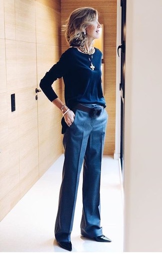 Come indossare e abbinare un gioiello per una donna di 50 anni in modo smart-casual: Indossa un maglione girocollo blu scuro con un gioiello per un outfit rilassato ma alla moda. Completa questo look con un paio di décolleté in pelle neri.