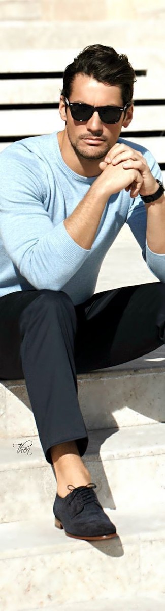 Quale pantaloni eleganti indossare con scarpe derby nere quando fa caldo: Metti un maglione girocollo azzurro e pantaloni eleganti per un look elegante e di classe. Ispirati all'eleganza di Luca Argentero e completa il tuo look con un paio di scarpe derby nere.