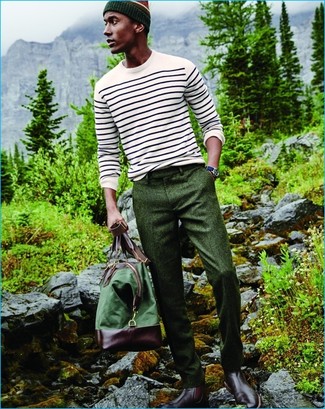 Look alla moda per uomo: Maglione girocollo a righe orizzontali bianco, Pantaloni eleganti di lana verde scuro, Stivali chelsea in pelle bordeaux, Borsone di tela verde