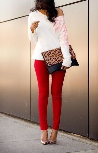 Look alla moda per donna: Maglione girocollo a fiori bianco e rosa, Pantaloni skinny rossi, Décolleté in pelle argento, Pochette in pelle marrone chiaro