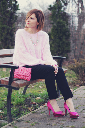Come indossare e abbinare una collana rosa in modo smart-casual: Prova a combinare un maglione girocollo morbido rosa con una collana rosa per un look comfy-casual. Décolleté di raso fucsia sono una gradevolissima scelta per completare il look.