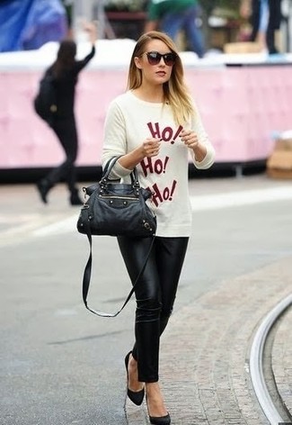 Look alla moda per donna: Maglione girocollo stampato bianco e rosso, Pantaloni skinny neri, Décolleté in pelle scamosciata neri, Cartella in pelle nera