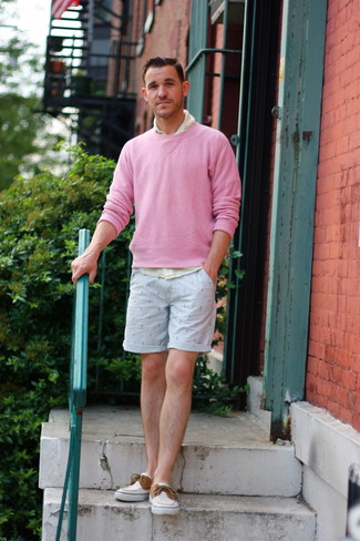 Look alla moda per uomo: Maglione girocollo rosa, Camicia a maniche lunghe a quadretti gialla, Pantaloncini stampati azzurri, Scarpe da barca di tela bianche