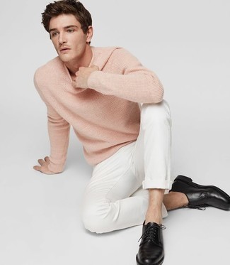 Quale scarpe derby indossare con un maglione girocollo rosa: Coniuga un maglione girocollo rosa con chino bianchi per affrontare con facilità la tua giornata. Prova con un paio di scarpe derby per dare un tocco classico al completo.