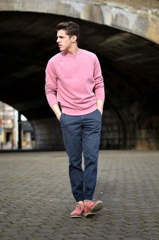 Come indossare e abbinare un maglione girocollo rosa con chino blu: Combina un maglione girocollo rosa con chino blu per un look raffinato per il tempo libero. Mettiti un paio di scarpe oxford in pelle rosa per dare un tocco classico al completo.