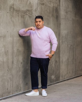 Quale sneakers basse indossare con un maglione girocollo rosa: Per un outfit quotidiano pieno di carattere e personalità, potresti abbinare un maglione girocollo rosa con chino blu scuro. Abbina questi abiti a un paio di sneakers basse.