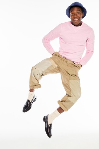 Come indossare e abbinare un maglione rosa in modo smart-casual: Scegli un maglione rosa e chino marrone chiaro per un look raffinato per il tempo libero. Sfodera il gusto per le calzature di lusso e opta per un paio di mocassini eleganti in pelle marrone scuro.