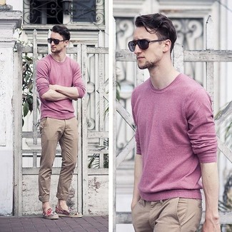 Look alla moda per uomo: Maglione girocollo rosa, Chino marrone chiaro, Occhiali da sole neri