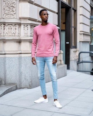 Come indossare e abbinare un maglione girocollo rosa con sneakers basse bianche: Abbina un maglione girocollo rosa con jeans aderenti azzurri per un look trendy e alla mano. Completa questo look con un paio di sneakers basse bianche.