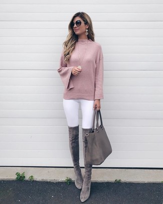 Quale jeans aderenti indossare con un maglione girocollo rosa per una donna di 30 anni in modo smart-casual: Abbina un maglione girocollo rosa con jeans aderenti per un look trendy e alla mano. Indossa un paio di stivali sopra il ginocchio in pelle scamosciata grigi per un tocco virile.