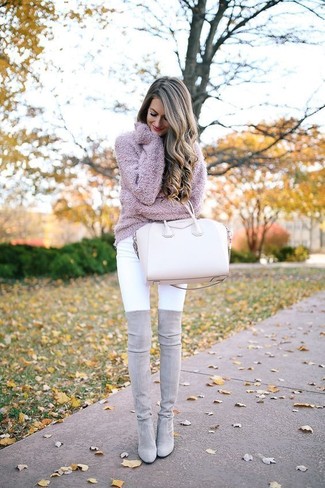 Come indossare e abbinare stivali argento: Combina un maglione girocollo in mohair rosa con jeans aderenti bianchi per un look raffinato ma semplice. Abbina questi abiti a un paio di stivali argento.