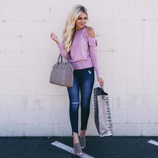 Come indossare e abbinare sandali grigi in modo casual: Prova ad abbinare un maglione girocollo rosa con jeans aderenti strappati blu scuro per un'atmosfera casual-cool. Opta per un paio di sandali grigi per un tocco più rilassato.