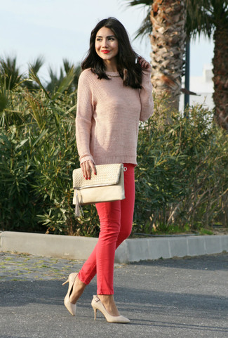 Look alla moda per donna: Maglione girocollo rosa, Jeans aderenti rossi, Décolleté in pelle beige, Pochette in pelle beige