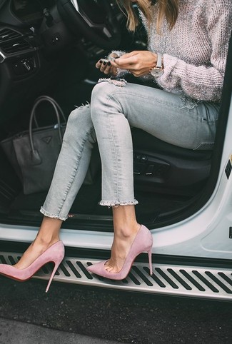 Come indossare e abbinare jeans aderenti strappati grigi in primavera 2025 in modo casual: Potresti indossare un maglione girocollo rosa e jeans aderenti strappati grigi per un look comfy-casual. Décolleté in pelle scamosciata rosa sono una buona scelta per completare il look. Ecco un outfit primaverile perfetto per il tuo.