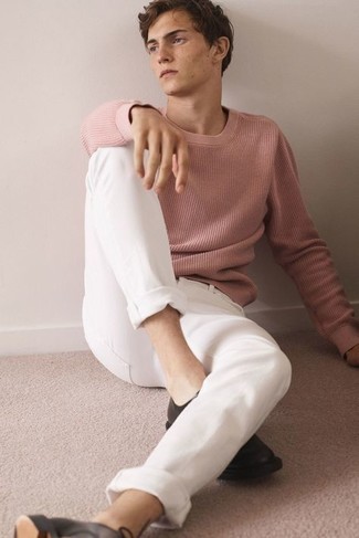 Come indossare e abbinare un maglione rosa in modo smart-casual: Indossa un maglione rosa con jeans bianchi per un look raffinato per il tempo libero. Aggiungi un paio di scarpe derby in pelle marrone scuro al tuo look per migliorare all'istante il tuo stile.
