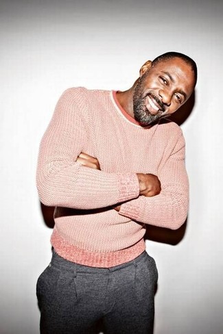 Look di Idris Elba: Maglione girocollo rosa, Pantaloni eleganti di lana grigi