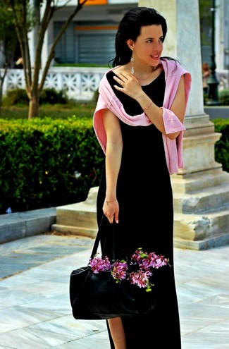 Come indossare e abbinare un vestito lungo con spacco: Potresti indossare un vestito lungo con spacco e un maglione girocollo rosa per un outfit rilassato ma alla moda.