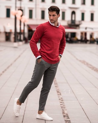 Come indossare e abbinare un maglione rosso in primavera 2025: Punta su un maglione rosso e chino grigi per un look raffinato per il tempo libero. Mettiti un paio di sneakers basse in pelle bianche per mettere in mostra il tuo gusto per le scarpe di alta moda. Questo è l'outfit perfetto per questa primavera.