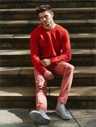 Come indossare e abbinare pantaloni fucsia per un uomo di 20 anni: Combina un maglione girocollo rosso con pantaloni fucsia per vestirti casual. Un paio di sneakers alte di tela grigie darà un tocco di forza e virilità a ogni completo.