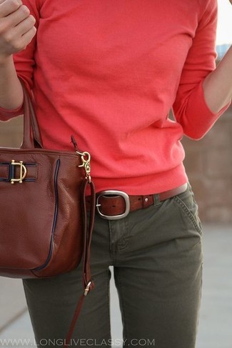 Come indossare e abbinare una borsa shopping marrone in modo casual: Metti un maglione girocollo rosso e una borsa shopping marrone per un outfit inaspettato.