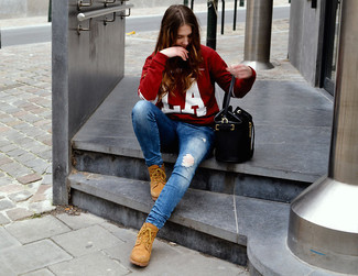 Come indossare e abbinare stivali marrone chiaro: Prova ad abbinare un maglione girocollo stampato rosso e bianco con jeans aderenti strappati blu per essere casual. Per distinguerti dagli altri, scegli un paio di stivali marrone chiaro.