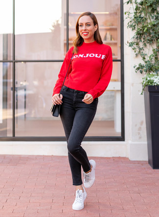 Trend da donna 2024 in modo casual: Punta su un maglione girocollo stampato rosso e bianco e jeans aderenti neri per un look trendy e alla mano. Sneakers basse in pelle bianche sono una buona scelta per completare il look.