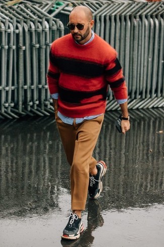 Come indossare e abbinare un maglione girocollo rosso: Indossa un maglione girocollo rosso con pantaloni eleganti di lana marrone chiaro per un look elegante e alla moda. Per distinguerti dagli altri, scegli un paio di scarpe sportive grigio scuro.