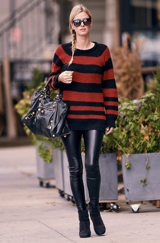 Come indossare e abbinare un maglione rosso: Indossa un maglione rosso con leggings in pelle neri per un look comfy-casual. Stivaletti in pelle scamosciata neri sono una valida scelta per completare il look.