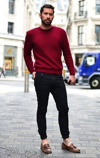 Look alla moda per uomo: Maglione girocollo rosso, Jeans aderenti neri, Mocassini con nappine in pelle marroni