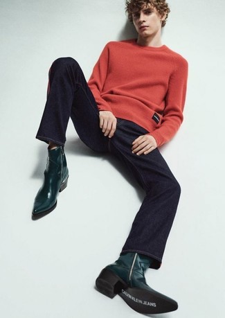 Come indossare e abbinare un maglione girocollo rosso con jeans blu scuro per un uomo di 20 anni: Abbina un maglione girocollo rosso con jeans blu scuro per vestirti casual. Per distinguerti dagli altri, scegli un paio di stivali texani in pelle verde scuro.