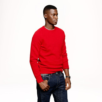Come indossare e abbinare un maglione rosso in modo casual: Abbina un maglione rosso con jeans blu scuro per vestirti casual.