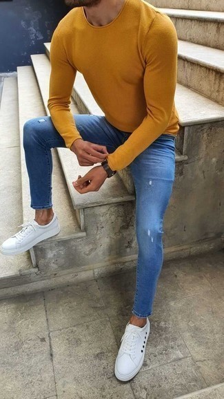 Come indossare e abbinare un maglione girocollo lime con jeans strappati blu: Per un outfit della massima comodità, mostra il tuo stile in un maglione girocollo lime con jeans strappati blu. Scegli un paio di sneakers basse di tela bianche per un tocco virile.