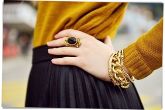Come indossare e abbinare un anello quando fa caldo: Indossa un maglione girocollo senape e un anello per un look facile da indossare.